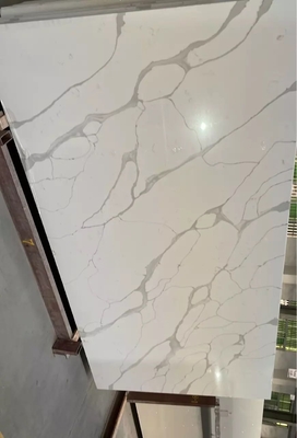 NSF Grey Calacatta Quartz Stone Slab Dengan Bahan Dekorasi Tahan Gores Latar Belakang Putih