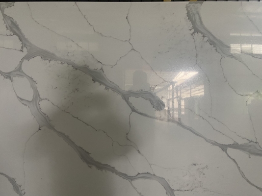 NSF Grey Calacatta Quartz Stone Slab Dengan Bahan Dekorasi Tahan Gores Latar Belakang Putih
