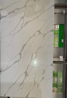 NSF Grey Calacatta Quartz Stone Slab Dengan Bahan Dekorasi Tahan Gores Latar Belakang Putih