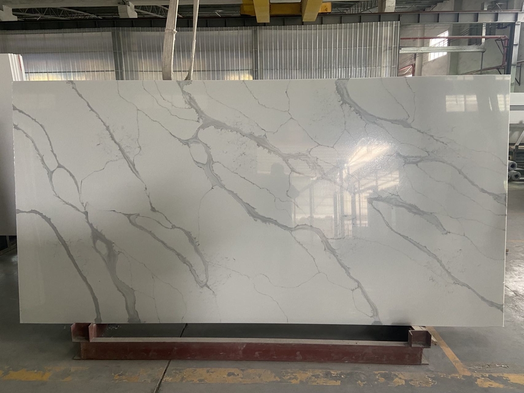 NSF Grey Calacatta Quartz Stone Slab Dengan Bahan Dekorasi Tahan Gores Latar Belakang Putih